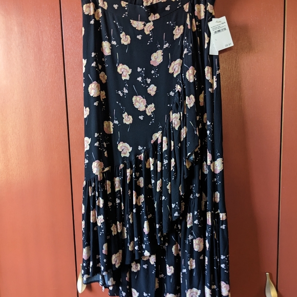 Ruffle bottom elastic waist skirt with pink floral pattern on black. Size large. - Picture 1 of 7